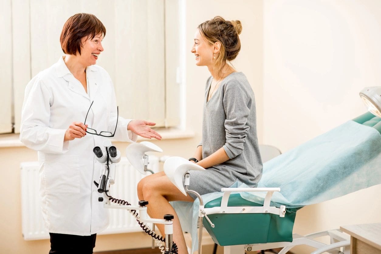 Young woman patient with a senior gynecologist during the consultation in the gynecological office SSUCv3H4sIAAAAAAAEAI1WS4/cKBC+r5T/0PK50fIG7y/YS5Tcoxwwhm52bGMZnFFrNP892P0YGzqbHEY9FF8VVV89XG+f/jocqkYFp6t/Dm/LKZ1d180hTio6PyQxPN7kpnXRT051i3CRva83VYgqzsGEjQmEyWTTGd11Vaf6y1bQTkb1IbrebKXWR985lUTkLgrnOUYzhej1yyLfPKxVNKfk0e7pezTfrufD/WK9TBrpqvrXqC6etZrM3